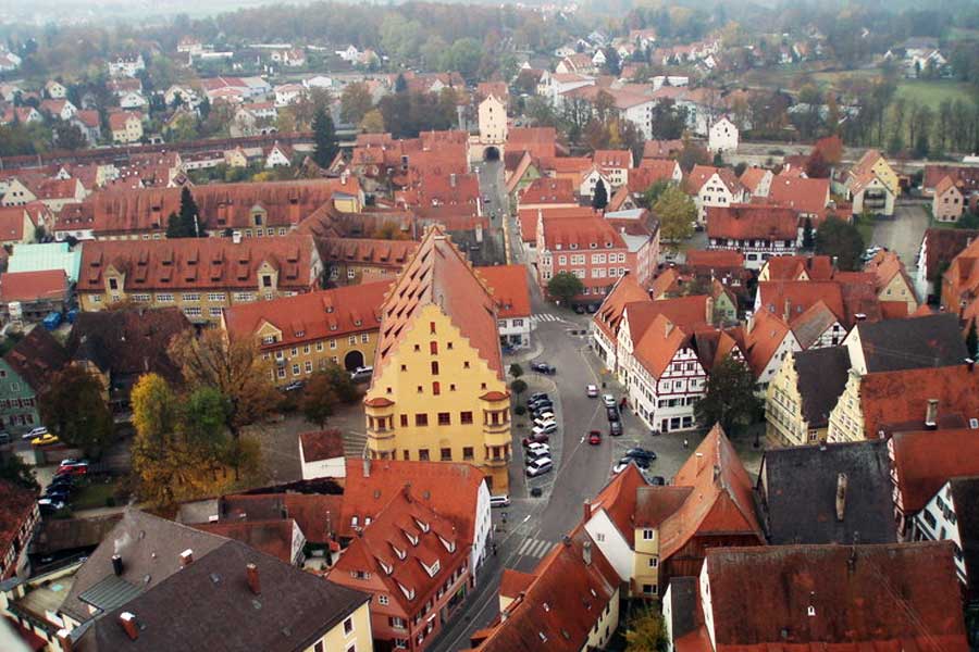 ঘণ্টায় ৭০ হাজার কিলোমিটার বেগে ধেয়ে এসেছিল সেই উল্কাখণ্ড। উল্কাটি ২৫ কিলোমিটার এলাকা জুড়ে বিস্তৃত ছিল। সেই গর্তের উপরেই সময়ের সঙ্গে সঙ্গে মাথা তুলেছে নর্ডলিঞ্জেন শহর।