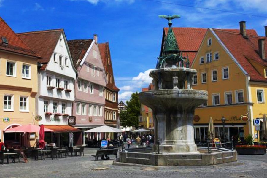 হিরে সমন্বিত পাথর দিয়ে তৈরি হওয়ায় নর্ডলিঞ্জেন শহরে হিরের আধিক্য। চারদিকে ছড়িয়ে-ছিটিয়ে হিরে। শহরের প্রাণকেন্দ্রে যে গির্জাটি রয়েছে, তা-ও তৈরি হয়েছে ওই পাথর দিয়েই।