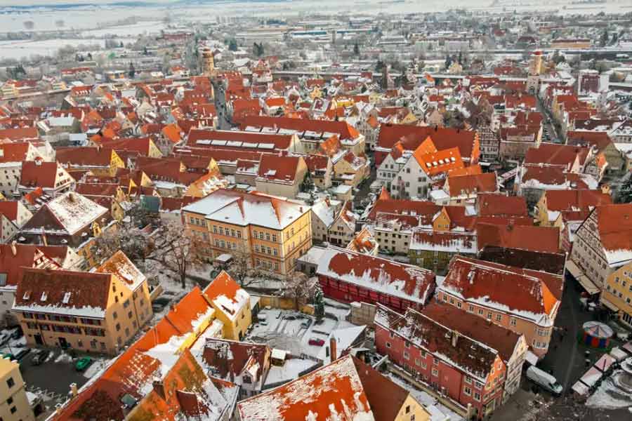 তবে নর্ডলিঞ্জেনে ছড়িয়ে থাকা হিরে এতই সূক্ষ্ম যে, বাজারে তার মূল্য বেশি নয়। পাথরের সঙ্গে মিশে থাকায় হিরের অস্তিত্ব আলাদা করে খুঁজে পাওয়াও বেশ কঠিন।