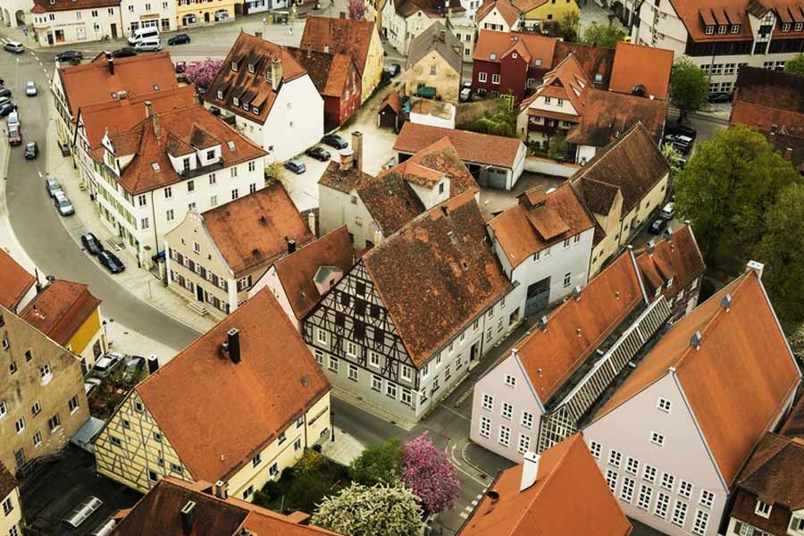 শুধু হিরে নয়, আরও একটি কারণে বিখ্যাত জার্মানির বাভারিয়া প্রদেশের নর্ডলিঞ্জেন শহর। শোনা যায়, নর্ডলিঞ্জেন শহরে প্রাচীন কালে মানুষ নিরাপত্তার জন্য একটি পাঁচিল বানিয়েছিলেন। দেওয়াল তুলে দিয়েছিলেন শহরের চারদিকে। শহর ঘিরে রাখা সেই দেওয়াল আজও বর্তমান। সময় তার ক্ষয় করতে পারেনি। এতটুকুও আঁচ লাগেনি মধ্যযুগীয় দেওয়ালে।