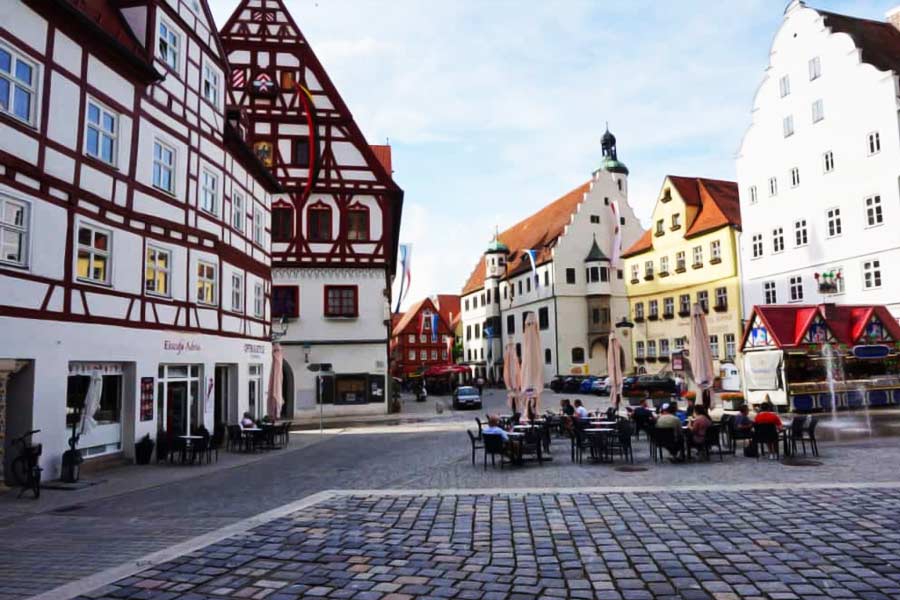 কেন এত পুরনো দেওয়ালের গায়ে সময়ের সঙ্গে সঙ্গে কোনও আঁচ লাগল না, তা নিয়ে বিজ্ঞানীদের মধ্যে নানা মত প্রচলিত রয়েছে। অনেক ক্ষেত্রেই সেই রহস্য থেকে গিয়েছে অধরা। পর্যটক এবং স্থানীয় মানুষের কাছে বিস্ময় জাগায় নর্ডলিঞ্জেনের প্রাচীন প্রাচীর।