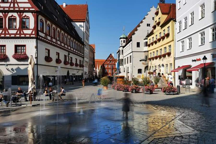 জার্মানিতে ঘুরতে গেলে পর্যটকদের আকর্ষণের অন্যতম কেন্দ্র হিরের শহর নর্ডলিঞ্জেন। প্রকৃতির কোলে হিরের পাথরে তৈরি শহর দেখতে মুখিয়ে থাকেন পর্যটকরা।