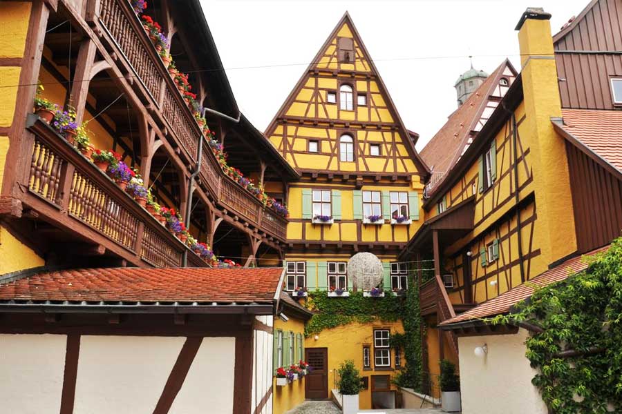 নর্ডলিঞ্জেনের কাছেই রয়েছে অফনেট গুহা, যা গুরুত্বপূর্ণ ইতিহাসের সাক্ষী। প্রাচীন পাথরের যুগেও যে নর্ডলিঞ্জেনের অস্তিত্ব ছিল, এই গুহাই তার প্রমাণ।