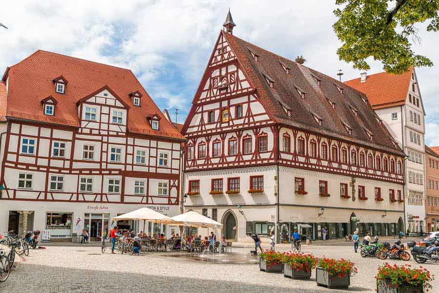 সুয়েভাইত পাথরে তৈরি সেন্ট জর্জেস গির্জায় আনুমানিক ৫ হাজার ক্যারাট হিরে রয়েছে বলে দাবি করা হয়। গবেষকদের দাবি, সমগ্র নর্ডলিঞ্জেন শহরটিতে হিরের পরিমাণ আনুমানিক ৭২ হাজার টন।