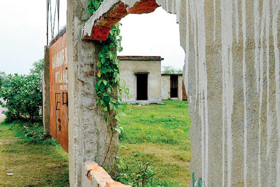 হেঁটে বাড়ি ফেরার পথে ওই তরুণীকে টেনেহিঁচড়ে পাঁচিলঘেরা পরিত্যক্ত একটি জায়গায় নিয়ে যান ৯ দুষ্কৃতী। সেখানে দুষ্কৃতীরা ওই তরুণীকে ধর্ষণ করেন।