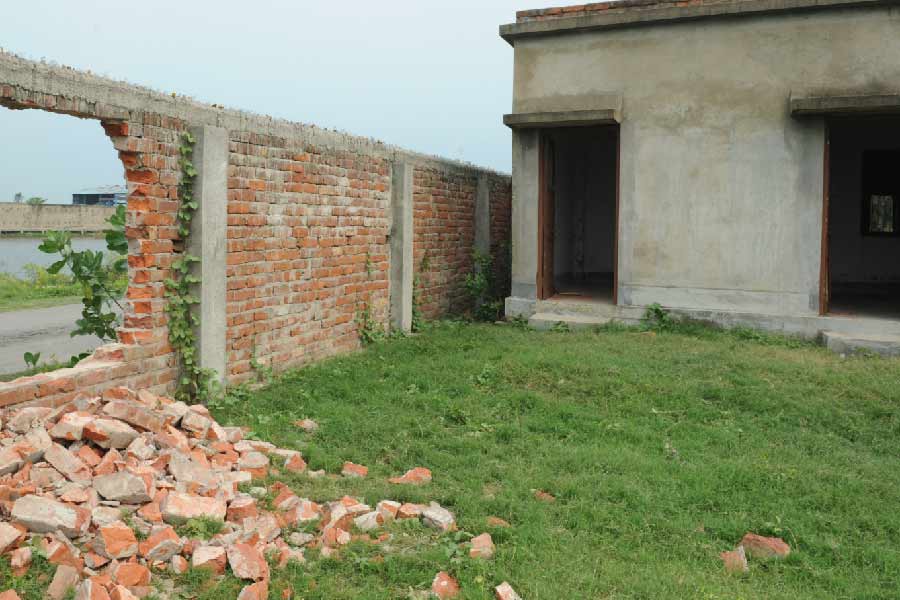 এর পর গভীর রাতে ওই জায়গায় পাওয়া যায় তরুণীর ব্যাগ। পাওয়া যায় ওই তরুণীর ছিন্নভিন্ন দেহও।
