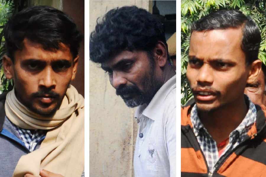 ওই বছরেরই ৯ জুন প্রাথমিক ভাবে কামদুনিকাণ্ডের মূল অভিযুক্ত আনসার আলি মোল্লা-সহ তিন জনকে গ্রেফতার করে পুলিশ।