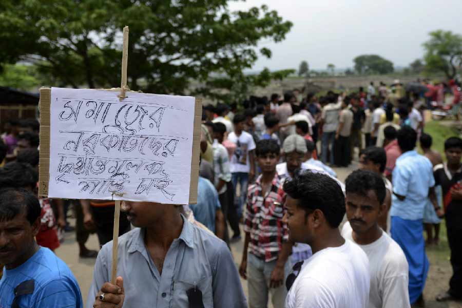 এর পর কামদুনিতে গিয়ে গ্রামবাসীদের ক্ষোভের মুখে পড়েন রাজ্যের মন্ত্রী জ্যোতিপ্রিয় মল্লিক এবং বসিরহাটের সাংসদ হাজি নুরুল ইসলাম।