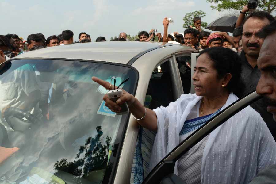 মুখ্যমন্ত্রীর আশ্বাসের পর কামদুনির প্রতিবাদ মঞ্চ থেকে সরে যায় নির্যাতিতা তরুণীর পরিবার। তবে আন্দোলন তখনও চালিয়ে যায় ওই মঞ্চ।