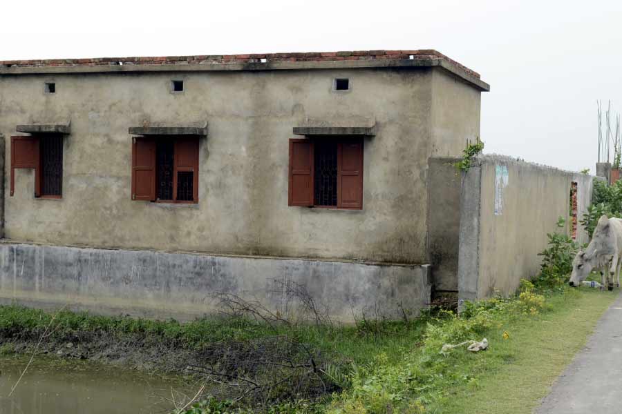 কামদুনির ঘটনায় গ্রেফতার করা হয়েছিল সইফুল আলি মোল্লা, আনসার আলি মোল্লা, আমিন আলি, ইমানুল হক, গোপাল নস্কর, ভোলা নস্কর, আমিনুল ইসলাম, রফিক গাজি এবং নুর আলিকে। এর মধ্যে হেফাজতে থাকাকালীন মৃত্যু হয় গোপাল নস্করের। যে পাঁচিলঘেরা জায়গায় গণধর্ষণ করা হয়েছিল, সেখানকার কেয়ারটেকার ছিলেন গোপাল।