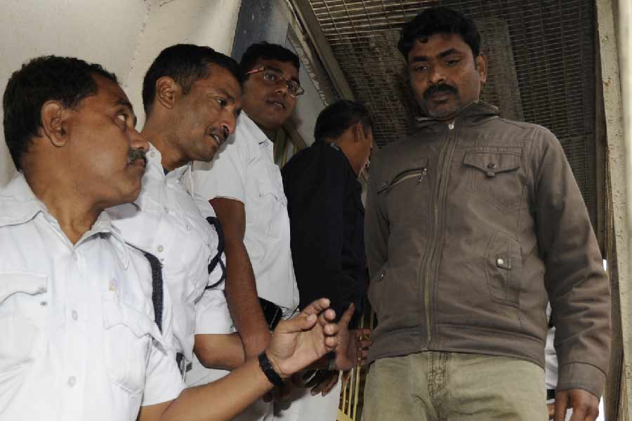 কামদুনি মামলার রায় ঘোষণা করেন নগর দায়রা আদালতের দ্বিতীয় অতিরিক্ত জেলা ও দায়রা বিচারক সঞ্চিতা সরকার। ওই ঘটনায় দোষী সাব্যস্ত করা হয়, সইফুল আলি মোল্লা, আনসার আলি মোল্লা, আমিন আলি, ইমানুল হক, ভোলা নস্কর এবং আমিনুল ইসলামকে। বেকসুর খালাস করে দেওয়া হয় রফিক গাজি এবং নুর আলিকে। 