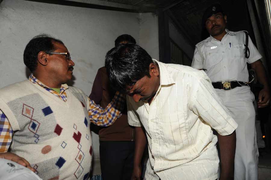 দোষীদের মধ্যে আনসার আলি মোল্লা, সইফুল আলি এবং আমিন আলিকে ফাঁসির সাজা দেওয়া হয়। আমৃত্যু যাবজ্জীবন কারাদণ্ড দেওয়া হয় শেখ ইনামুল ইসলাম, ভোলানাথ নস্কর এবং আমিনুর ইসলামকে।