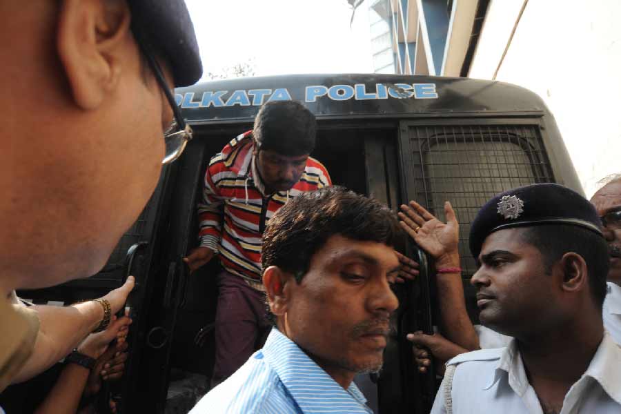 ৯ বছর পর আবার প্রাসঙ্গিক হয়ে উঠছে সেই নৃশংস ঘটনা। কারণ সম্প্রতি হাই কোর্টে কামদুনিকাণ্ডে সাজাপ্রাপ্তদের আইনজীবীরা আবেদন করেছেন, দোষীদের মধ্যে ৫ জনের সাজা মকুব করা হোক অথবা সাজা কমানো হোক। তাঁদের বক্তব্য, ওই ঘটনায় মূল ভূমিকা ছিল আনসার আলি মোল্লা নয়, সইফুল আলি মোল্লার। এই যুক্তিকে সামনে রেখেই হাই কোর্টে ৫ জনের সাজা মকুব করার আবেদন জানিয়েছেন আইনজীবীরা। পাশাপাশি, সইফুলের প্রাণভিক্ষার আবেদনও করা হয়েছে।