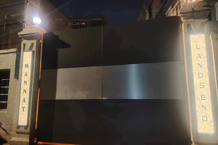 মন্নতের নতুন নামফলক