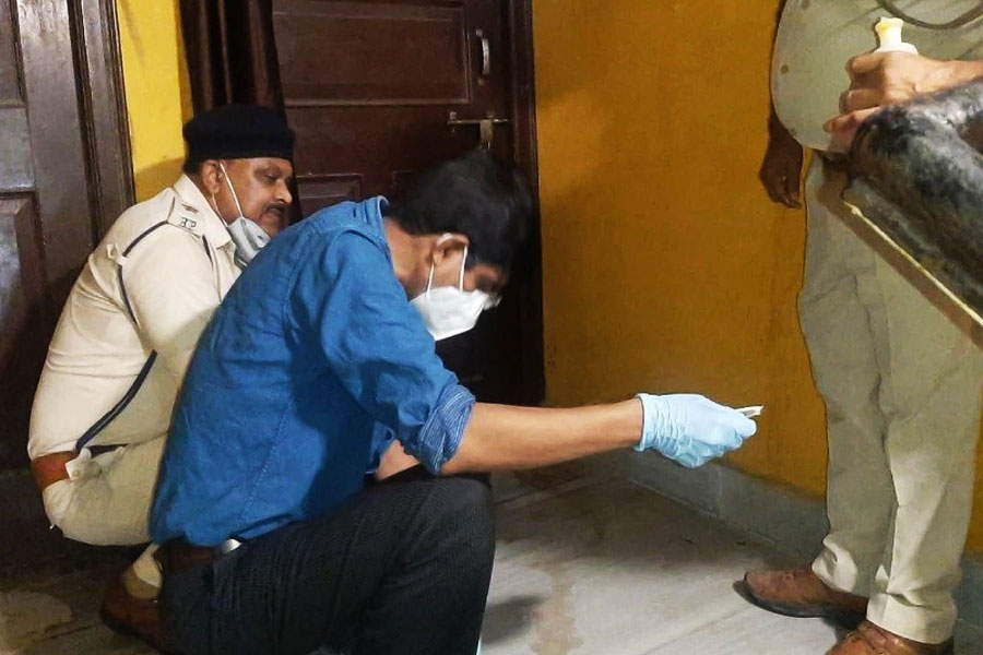 পুলিশের দাবি, শ্রদ্ধাকে খুনের পর প্রমাণ লোপাটের জন্য সারা ফ্ল্যাট রাসায়নিক দিয়ে ধুয়েছিলেন আফতাব। রাকেশের স্ত্রী রাধাও একই কাজ করেন। তাঁকে সাহায্য করেছিলেন প্রেমিক সুভাষ।