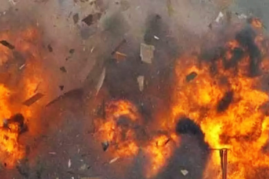 তবে রাধা এবং সুভাষের পরিকল্পনা কাজে লাগেনি। রাসায়নিক দিয়ে প্রমাণ ধুয়ে ফেলার পরিকল্পনাই তাঁদের বিপদ ডেকে আনে। রাসায়নিকের বিস্ফোরণের শব্দ শুনে তাঁদের কীর্তির কথা জানতে পারে পুলিশ।