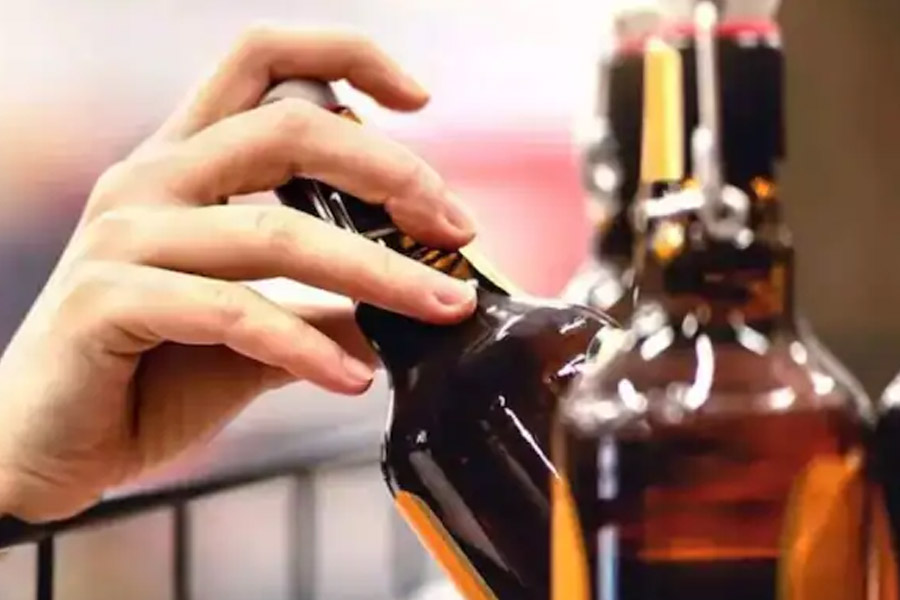 রাকেশ ছিলেন বিহারের সিকন্দরপুরের বাসিন্দা। পুলিশের দাবি, বিহারে মদ নিষিদ্ধ হওয়া সত্ত্বেও তিনি বেআইনি মদের ব্যবসায় জড়িত ছিলেন। সেই কারণে পুলিশের খাতায় তাঁর নাম ছিল।