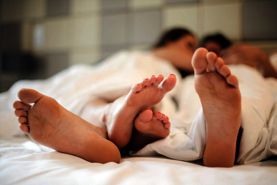 পুলিশের চোখে ধুলো দিয়ে পালিয়ে পালিয়ে বেড়াতেন রাকেশ। তিনি এক জায়গায় বেশি দিন থাকতেন না। বাড়িতে তাঁর স্ত্রীর দেখাশোনা করতেন সুভাষ। সেই সূত্রেই তাঁদের মধ্যে বিবাহবহির্ভূত সম্পর্ক তৈরি হয়।