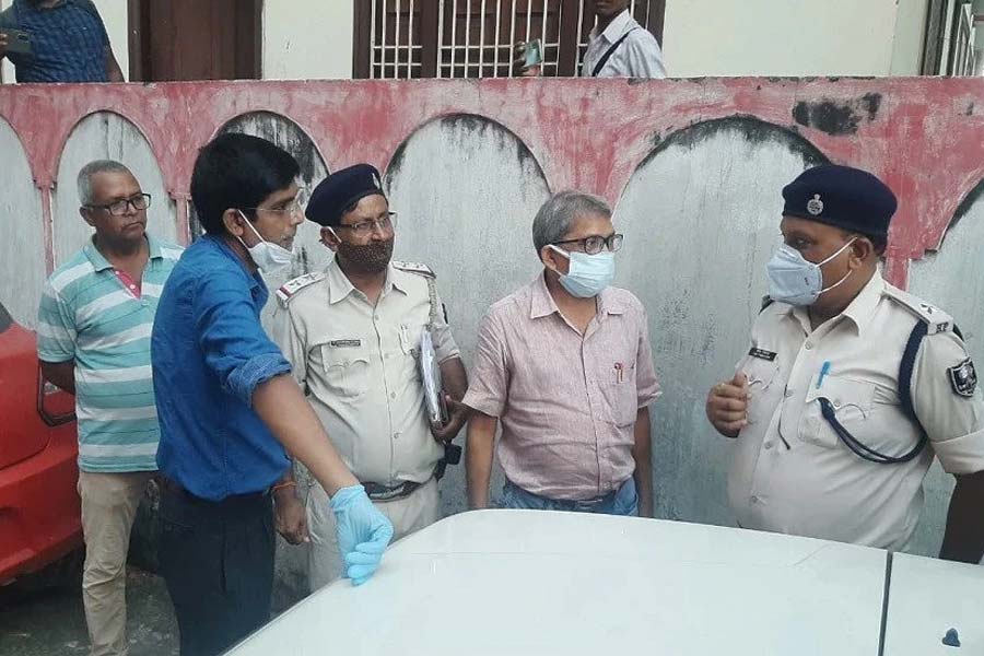 কিন্তু পরিকল্পনামাফিক কাজ হয়নি। রাসায়নিক ঢেলে দেহ গলিয়ে ফেলার চেষ্টা করলে বিস্ফোরণ ঘটে। সেই শব্দে আশপাশের লোকজন আতঙ্কিত হয়ে যান। খবর যায় রাকেশের ভাই দীনেশের কাছে।