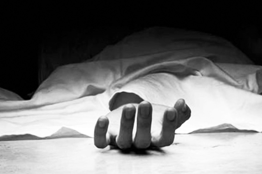 বাড়িতে বিস্ফোরণ হয়েছে শুনে ছুটে আসেন দীনেশ। তিনি দেখেন, তাঁর দাদাকে খুন করা হয়েছে। এর পরেই পুলিশ অভিযোগ দায়ের করেন তিনি। বৌদির বিবাহবহির্ভূত সম্পর্কের কথাও পুলিশকে জানান।