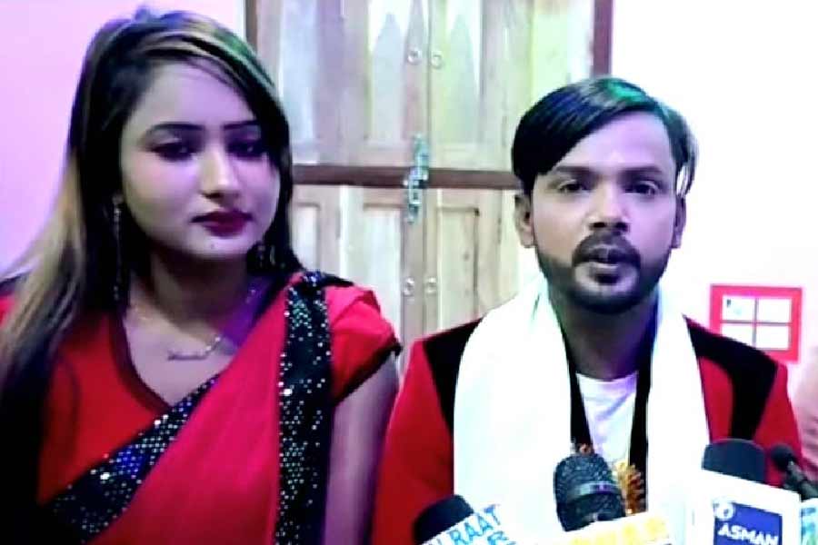 বান্ধবী রিয়া মণির সঙ্গে হিরো আলম।