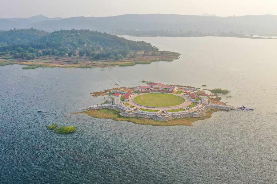 পাহাড় ঘেরা প্রাকৃতিক হ্রদ রয়েছে রাঁচীতে।