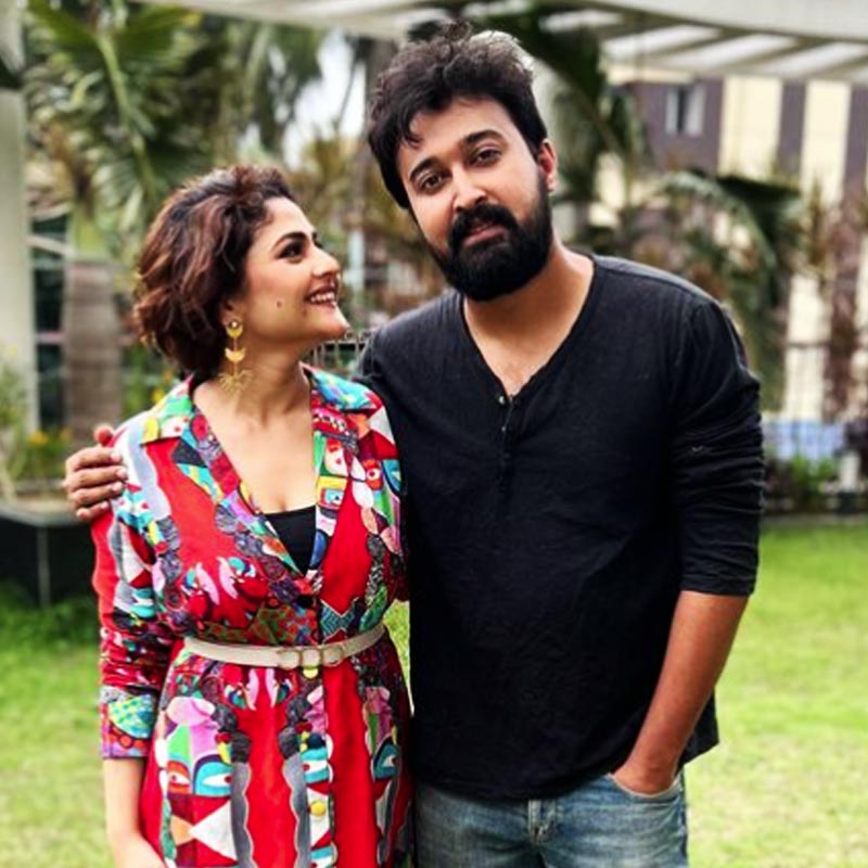 রবিবার মৃত্যু হয়েছে টলিপাড়ার জনপ্রিয় অভিনেত্রী ঐন্দ্রিলা শর্মার। আপ্রাণ চেষ্টা করেও তাঁকে আটকে রাখতে পারলেন না প্রেমিক সব্যসাচী চৌধুরী। মারণরোগের বিরুদ্ধে দীর্ঘ দিন লড়াই করে রবিবার দুপুরে অজানার উদ্দেশে পাড়ি দিয়েছেন তিনি। থেকে গিয়েছেন সব্যসাচী। ঐন্দ্রিলার বাবা-মার মতো সব্যসাচীও শেষ পর্যন্ত তাঁর পাশে ছিলেন। ২৪ বছর বয়সি অভিনেত্রীর মৃত্যুতে রাজ্যের রাজনৈতিক মহল থেকে শুরু করে সেলেব মহল, এমনকি সাধারণ মানুষও গভীর ভাবে ব্যথিত। ঐন্দ্রিলার জন্য দুঃখপ্রকাশ করে এবং সব্যসাচীকে ভাল থাকার পরামর্শ দিয়ে অনেকেই প্রার্থনা করেছেন। এই আবহেই প্রকাশ্যে এসেছে অন্য এক ভালবাসার গল্প। সব্যসাচীর মতো প্রেমিকাকে হারিয়েছেন আরও এক প্রেমিক। সেই কাহিনিও কম হৃদয়বিদারক নয়।