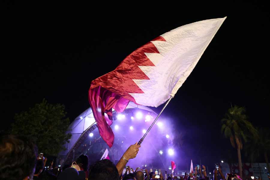 কাতার একটি আদ্যোপান্ত ইসলাম ধর্মাবলম্বী দেশ। এর আগে বিশ্বকাপের মতো এত বড় কোনও প্রতিযোগিতা এই দেশে আয়োজিত হয়নি। মানবাধিকার রক্ষা, তৃতীয় লিঙ্গের মানুষের অধিকার সুনিশ্চিতকরণের দিক থেকে এই দেশটির  রেকর্ড খুব একটা ভাল নয়।