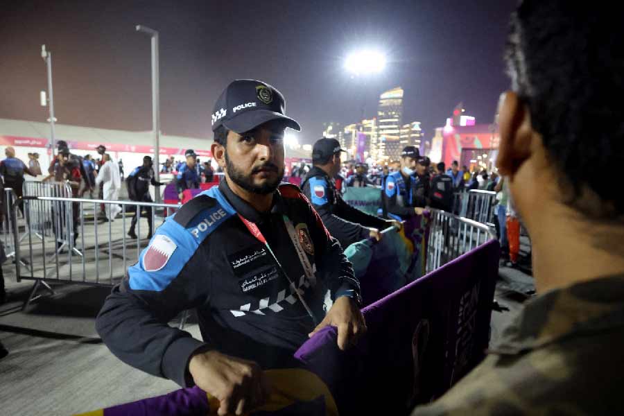 কাতারে বিশ্বকাপের আয়োজনের খবর প্রকাশ্যে আসতেই তাই আয়োজকদের সিদ্ধান্ত নিয়ে চর্চা শুরু হয়েছিল। তবে আলোচনা-সমালোচনার মুখে বিশ্বকাপ কর্তৃপক্ষ জানিয়েছিলেন, যে কোনও ধর্ম, যে কোনও যৌন চাহিদা কিংবা যে কোনও লিঙ্গের মানুষ বিশ্বকাপ দেখতে কাতারে আসতে পারবেন। বিশ্বকাপে সকলেই স্বাগত।