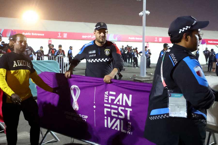 বিশ্বকাপ আয়োজনের মাঝে কাতার সরকার ঘোষণা করেছিল, তারা বিশেষ করে বিশ্বকাপের জন্য ৫০ হাজার কর্মীকে আলাদা করে প্রশিক্ষণ দিয়েছে। বিশ্বকাপ দেখতে আসা ভিন্‌দেশি অতিথিদের নিরাপত্তা সুনিশ্চিত করবেন এই বিশেষ প্রশিক্ষণপ্রাপ্ত কর্মীরা।