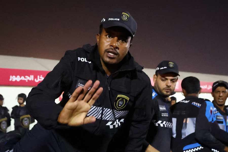 ফুটবল বিশ্বকাপের সুবাদে বিশ্বের নানা প্রান্তের নানা ধরনের মানুষের সমাগম হয়েছে কাতারে। আর তাতেই আপত্তি আল কায়দার। তাদের দাবি, অশ্লীলতা এবং সমকামিতাকে প্রশ্রয় দেওয়া হচ্ছে এই বিশ্বকাপে। মুসলিম দেশ হিসাবে কাতারের পক্ষে যা সমীচীন নয়।