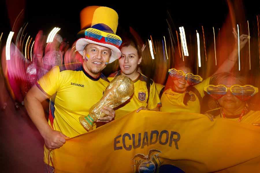 ফিফার ওয়েবসাইটে কাতারে বিশ্বকাপ দেখতে যাওয়া ফুটবলপ্রেমীদের জন্য কিছু উপদেশ দেওয়া হয়েছে। সংশ্লিষ্ট দেশটির সংস্কৃতি, ঐতিহ্যকে সম্মান করার কথা সেখানে বলা হয়েছে। মহিলাদের পোশাকবিধি নিয়েও পরামর্শ দেওয়া হয়েছে।