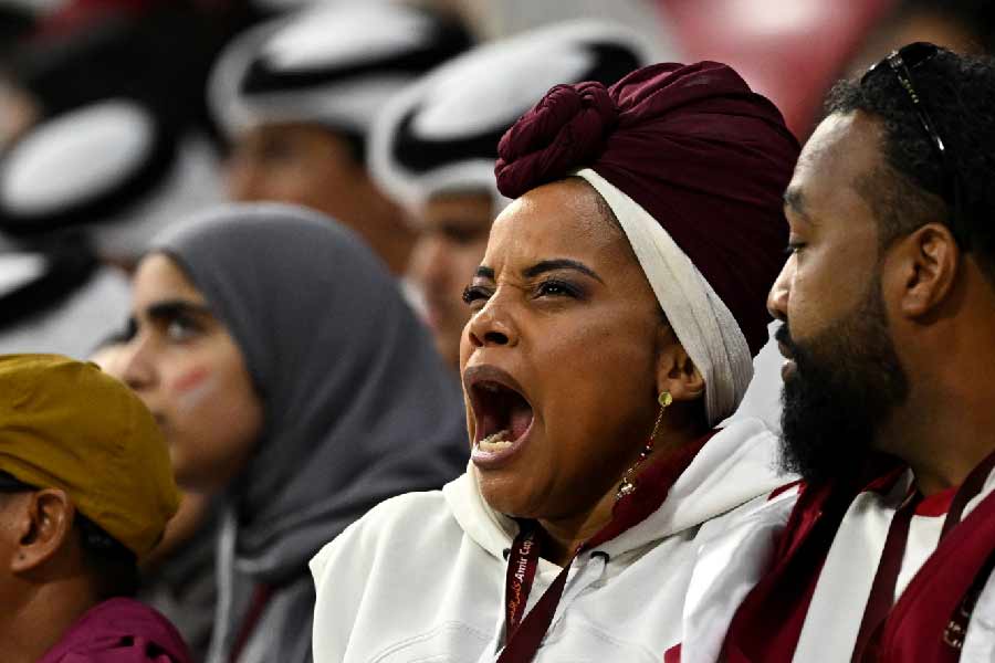 মহিলাদের কাঁধ বা শরীরের নানা অংশ উন্মুক্ত থাকে, এমন পোশাক না পরাই শ্রেয় বলে জানানো হয়েছে। কারণ তা সেই দেশের সংস্কৃতির পরিপন্থী। কাতারে প্রচলিত আইন বিদেশি সমর্থকদের মেনে চলার পরামর্শ দিয়েছে ফিফা।