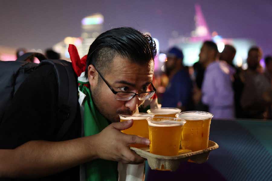 বিশ্বকাপ শুরুর আগে আচমকা কাতারের রাজপরিবার ঘোষণা করে, স্টেডিয়ামে মদ নিষিদ্ধ। মদ বা মদ জাতীয় পানীয় স্টেডিয়ামে বিক্রি করা যাবে না বলে জানিয়ে দিয়েছে কাতারের রাজ-সরকার। হঠাৎ এই ঘোষণার পর ফিফা বিপুল ক্ষতির মুখে পড়েছে।