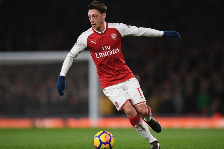 মেসুট ওজেল: জনপ্রিয় অ্যাটাকিং মিডফিল্ডার মেসুট ওজেল। এক সময়ে জার্মানি এবং ক্লাব ফুটবলে আর্সেনাল ও রিয়েল মাদ্রিদে দাপিয়ে বেড়াত তাঁর পায়ের জাদু। আদতে তুর্কি এই ফুটবলার বর্তমানে রয়েছেন ইস্তানবুল বাসাকসেহির দলে। ২০১৯-এর ৭ জুন অ্যামিনের সঙ্গে ইস্তানবুলে বিয়ে সারেন এই তারকা ফুটবলার।