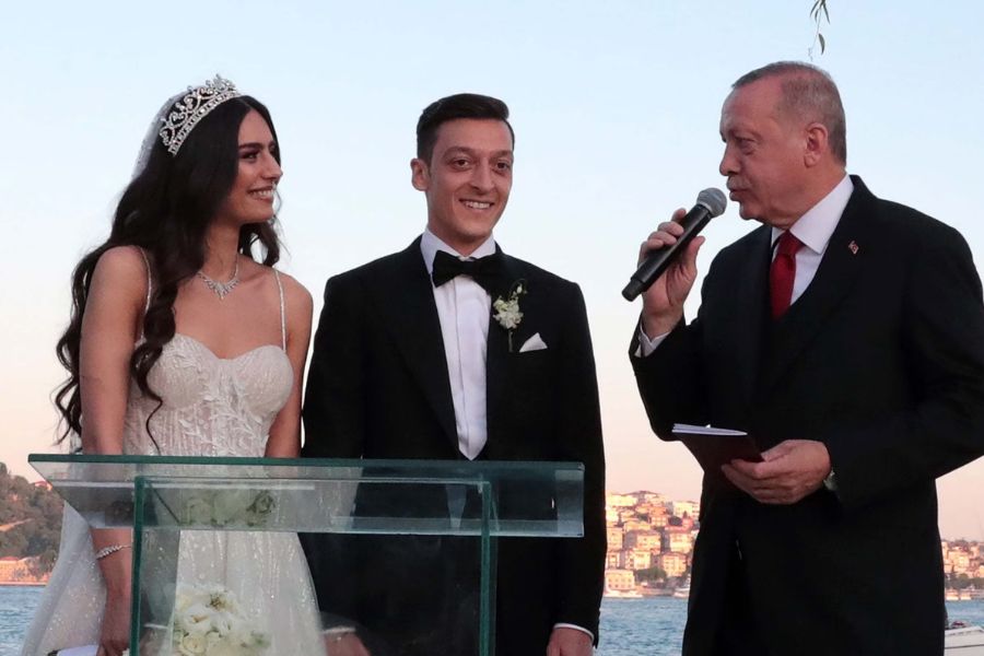 বিয়ের দিন এক হাজার অনাথ শিশুর অস্ত্রোপচারের দায়িত্ব নিয়েছিলেন। যুদ্ধ বিদ্ধস্ত সিরিয়ার এই শিশুদের পাশে দাঁড়িয়ে নিজের বিয়ের দিনটিকে আরও স্মরণীয় করে তুলেছেন ওজেল। অতিথিদের থেকে কোনও উপহার নিতে চাননি। পরিবর্তে সমাজকল্যাণের অর্থ সাহায্যের কথা বলেছিলেন সকলকে।