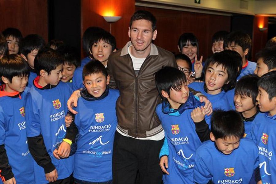 উপহার নয়, বরং তাঁরা চেয়েছিলেন অতিথিরা যদি সত্যিই কিছু দিতে চান তবে যেন ‘লিও মেসি ফাউন্ডেশন’ –এ দান করেন। এই সংস্থা বিশ্বজুড়ে সুবিধা-বঞ্চিত শিশুদের পড়াশোনা, স্বাস্থ্য এবং খেলাধুলো নিয়ে কাজ করে।  