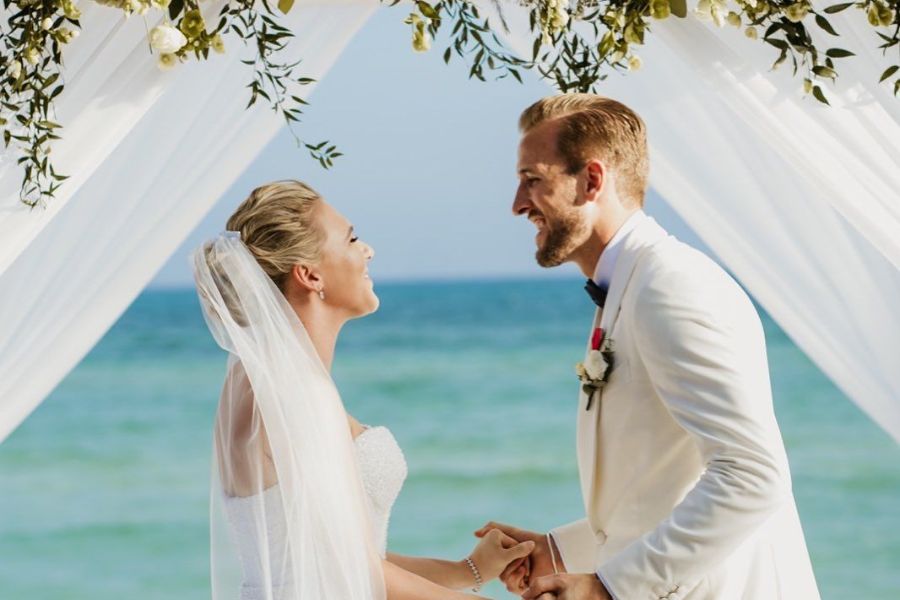 হ্যারি কেন: টটেনহ্যাম হটস্পারের স্ট্রাইকার তথা ইংল্যান্ডের অধিনায়ক হ্যারি কেন বিয়ে করেন কেটি গুডল্যান্ড-কে। ছেলেবেলার প্রেম থেকে ২০১৯ এর জুন মাসে চিরসঙ্গী হওয়ার এই যাত্রা চুটিয়ে উপভোগ করেছেন এই জুটি।