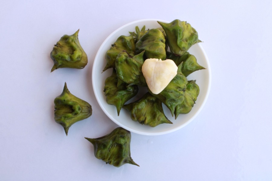 মরসুমি যে ফলগুলি লিভার ভাল রাখতে সহায়তা করে তার মধ্যে পানিফল অন্যতম।