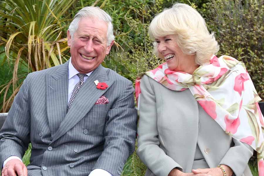 ব্রিটেনের নিয়ম বলছে রাজাকে প্রকাশ্যে আদর করতে পারবেন না রানি। চুম্বন তো নয়ই, জড়িয়ে ধরাও যাবে না। মোট কথা স্নেহ-আদর বোঝায় এমন কিছুই ‘রানি’ ক্যামিলা তাঁর রাজাকে প্রকাশ্যে প্রদর্শন করতে পারবেন না। সে সব থাকবে চার দেওয়ালের মধ্যে।