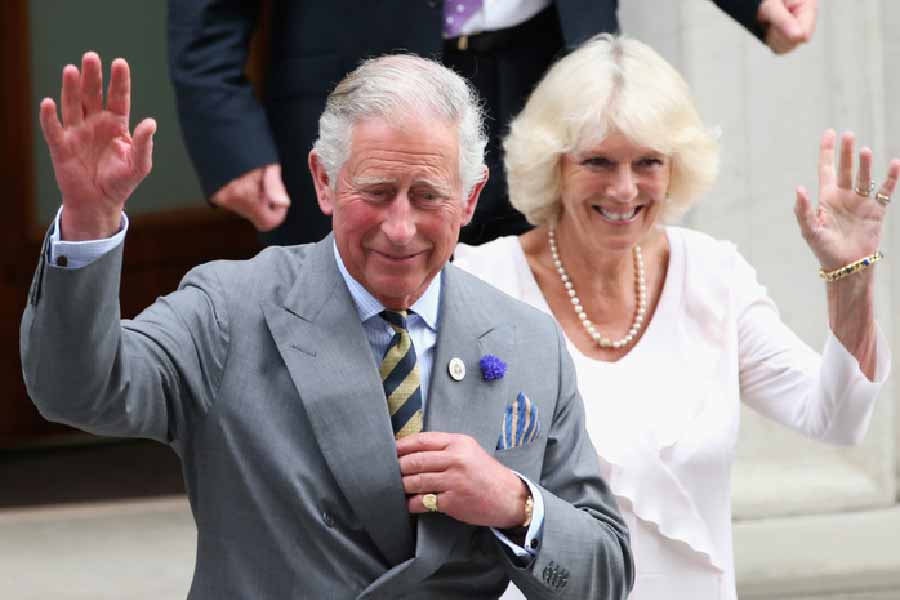 চার্লস তাঁর স্বামী। তবু তাঁর পায়ে পা মিলিয়ে হাঁটতে পারবেন না ক্যামিলা। আগে তো নয়ই। ক্যামিলাকে সব সময় থাকতে হবে চার্লসের থেকে অন্তত দু’-এক পা পিছনে। এ ভাবেই রাজাকে সম্মান জানাবেন তাঁর কুইন কনসর্ট।