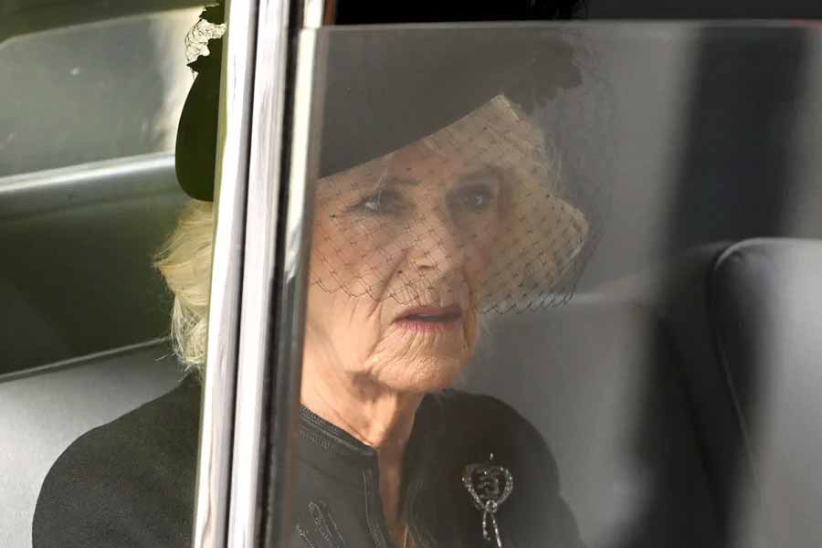 পোশাকের ব্যাপারে সবসময় সচেতন থাকতে হবে কুইন কনসর্টকে। বাইরে সফরে গেলে, তা যদি একদিনের জন্যও হয়, তবে সাধারণ পোশাকের সঙ্গে রাখতে হবে অন্তত একটি কালো পোশাক, কালো টুপি এবং কলো জুতো। যাতে কারও মৃত্যু হলে শেষকৃত্যের অনুষ্ঠানেও রানি সঠিক পোশাকে উপস্থিত থাকতে পারেন। 