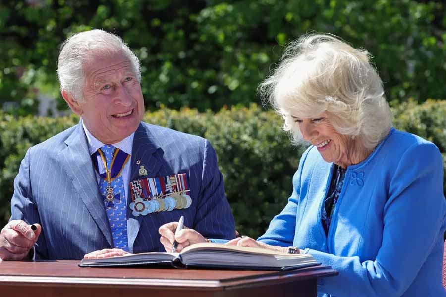 অটোগ্রাফ প্লিজ! না বলা যাবে না কুইন কনসর্টকে। রানি হয়েছেন তো কি! সই বিলনো যাবে না। এমনই নিয়ম রাজ পরিবারের। 