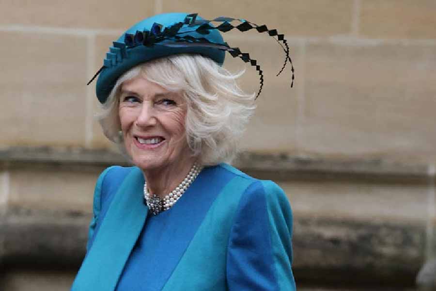 কুইন কনসর্টকে দেখে যদি কেউ কোনও উপহার দিতে এগিয়ে আসেন, তবে তাঁকে ফেরানো যাবে না। উপহার যতই অপছন্দ হোক হাত বাড়িয়ে তা নিতে হবে। রানি হওয়ার এ-ও এক ‘শাস্তি’। 