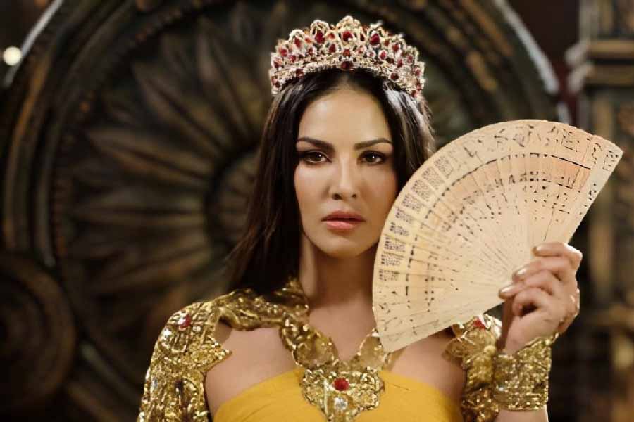 900px x 600px - Sunny Leone | Sunny Leone in crown, poses in a queen suit giving hint dgtl  - Anandabazar