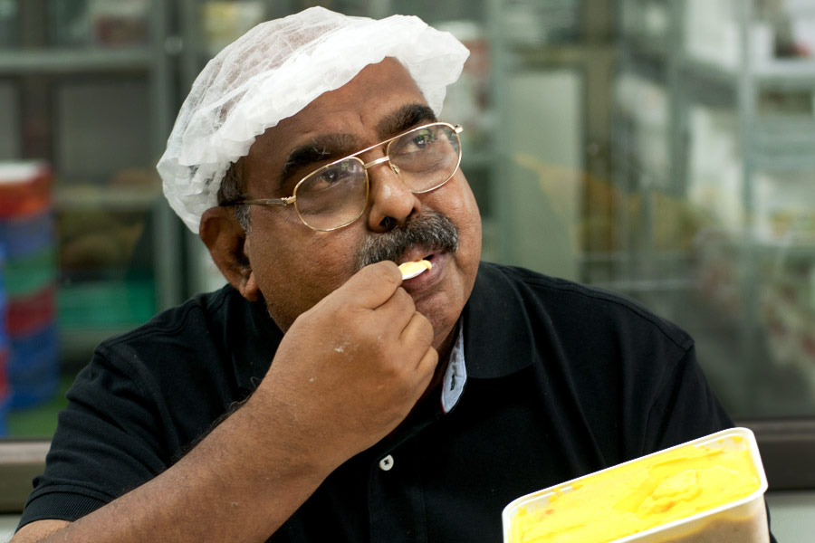 মুম্বই। স্বপ্ননগরী। জীবনের স্বপ্নপূরণের আশায় অনেকেই পা রাখেন এই শহরে। কেউ জনতার ভিড়ে হারিয়ে যান, কেউ আবার সমস্ত প্রতিকূলতার বিরুদ্ধে লড়াই করে নিজের স্বপ্ন বাস্তবে পরিণত করেন। এই দুই বিভাজনরেখার মধ্যে দ্বিতীয় শ্রেণিতে পড়েন ভারতের শীর্ষস্থানীয় আইসক্রিম প্রস্তুতকারী সংস্থার প্রতিষ্ঠাতা রঘুনন্দন কামাথ।