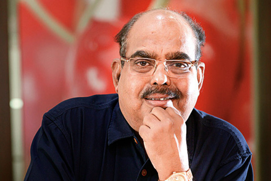 রঘুনন্দনের জন্ম ১৯৫৪ সালে কর্নাটকের মুলকি গ্রামে। সাত ভাইবোনের মধ্যে সবচেয়ে ছোট ছিলেন তিনি।