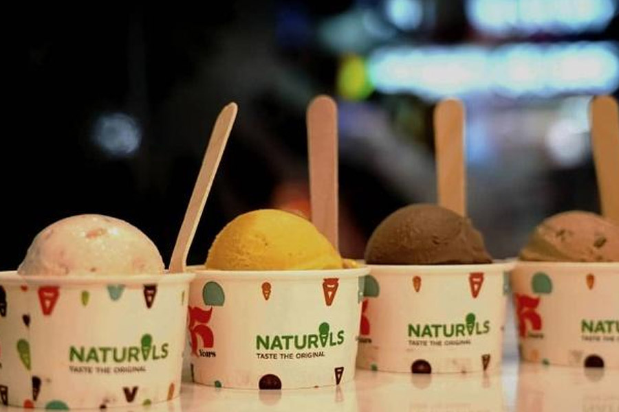 ছোটবেলা থেকে পড়াশোনায় বেশি আগ্রহ ছিল না রঘুনন্দনের। খেলাধুলো করে দিনের বেশির ভাগ সময় কাটাতেন তিনি।