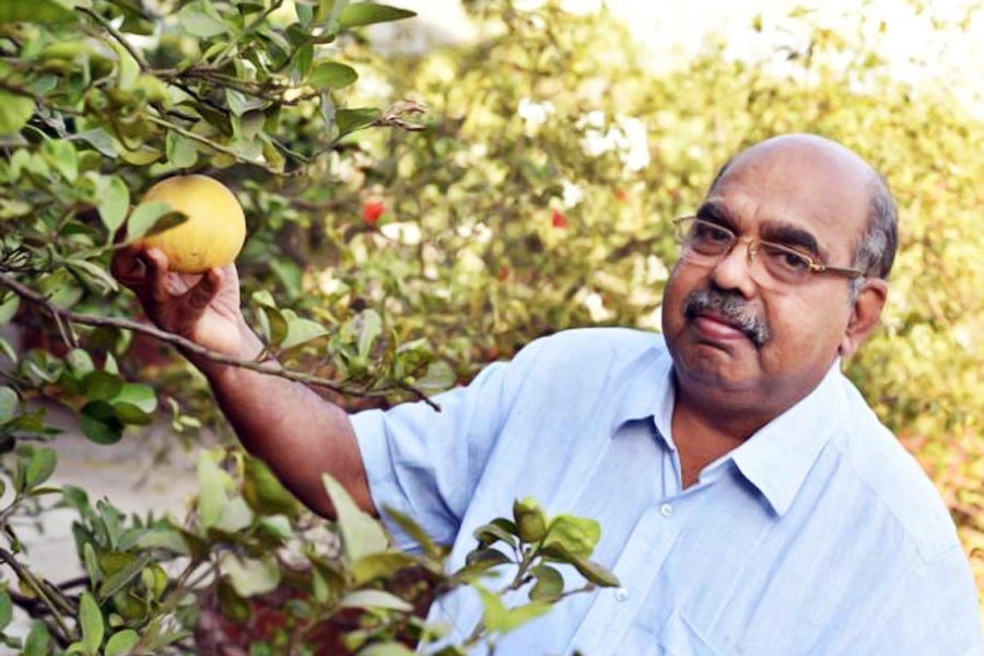 পর পর দু’বার বোর্ডের পরীক্ষায় ফেল করেছিলেন রঘুনন্দন। তাঁর পরিবার আর্থিক ভাবে সচ্ছল ছিল না। তাঁর বড় দাদা থাকতেন মুম্বইয়ে। তাঁকে সাহায্য করার জন্য ১৫ বছর বয়সে কর্নাটক থেকে রঘুনন্দন পাড়ি দেন মুম্বই।