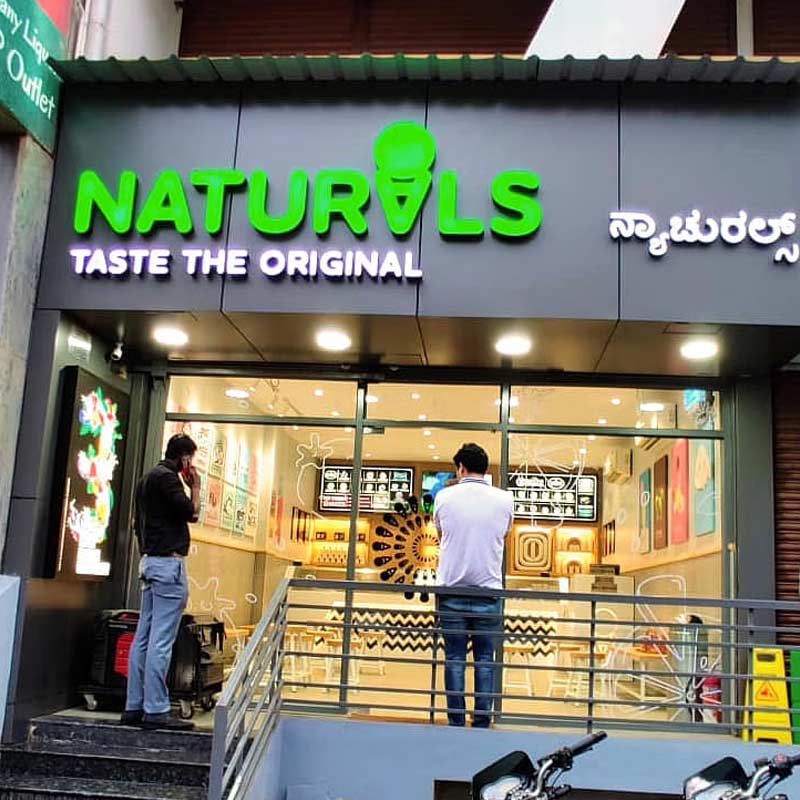 কাঁঠাল, তরমুজ থেকে শুরু করে যাবতীয় ফলের শাঁসের সঙ্গে চিনি, দুধ মিশিয়ে নির্দিষ্ট প্রক্রিয়ায় আইসক্রিম বানাতেন রঘুনন্দন। আইসক্রিম বিক্রির জন্য আলাদা একটি দোকান খুললেন তিনি।